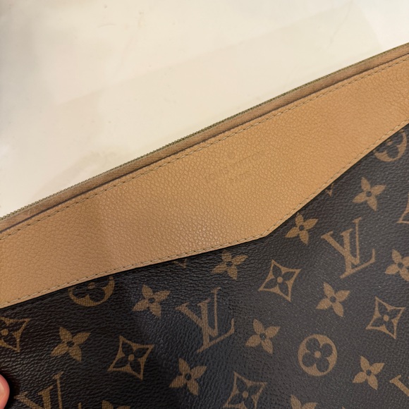 LOUIS VUITTON Monogram Daily Pouch/Clutch - Picture 4 of 8